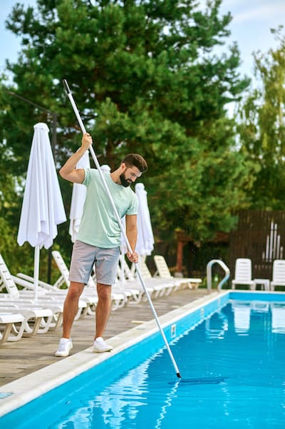 Nettoyage manuel piscine